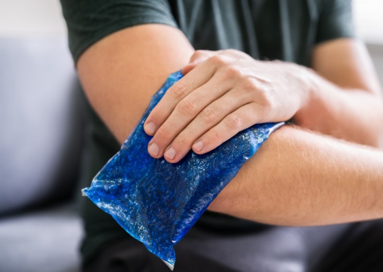 A hideg borogatás igazán gyorsan hat, így igazi elsősegély: csillapítja a vérzést, és megakadályozza a duzzanat kialakulását. Hatására lelassul a véráram és az anyagcsere, ezáltal csökken a viszketés és a fájdalom. 