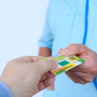 Melyik biztonságosabb az egészségügyi kiadások fedezésére: személyi kölcsön vagy hitelkártya?   Ez a szakértő objektív válasza című cikk nyitóképe