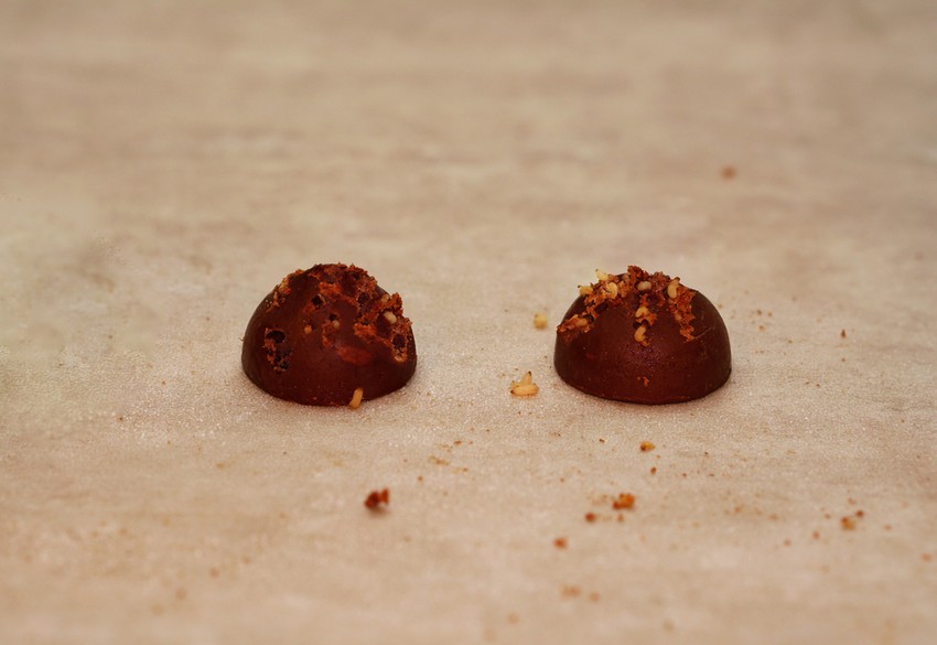 Egy vevő videózta le, ahogy a csokit ellepték a kukacok a tatabányai üzletben.