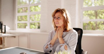 Kapar a torka? Hétköznapi torokfájással, rekedtséggel is jelezhet a pajzsmirigyrák