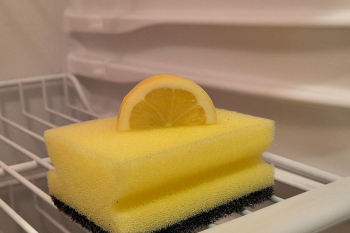 Ezért tesznek egyre többen szivacsot a hűtőbe