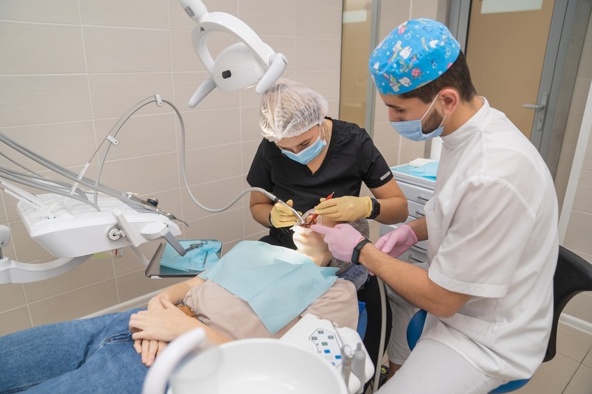 A doktornő kifúrta a fogamat, aztán valami tűszerűvel a gyökérben matatott, és így is hagyta, mármint nyitva.