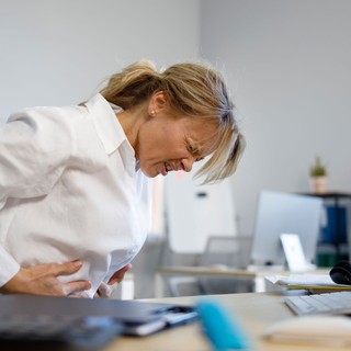 Görcsös hasi fájdalom? Ne várjon, ha ezt tapasztalja, hívjon azonnal mentőt! című cikk nyitóképe
