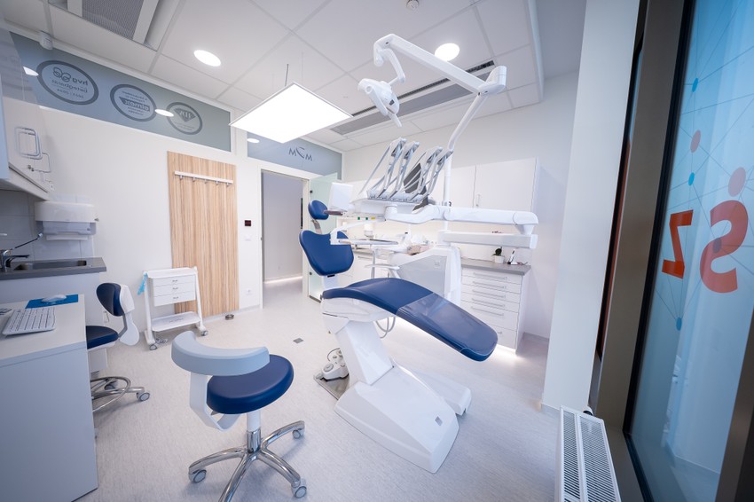 Fogászati kezelőhelyiség a MindentMent váci úti rendelőjében. Fotó: Mindentment Kft.