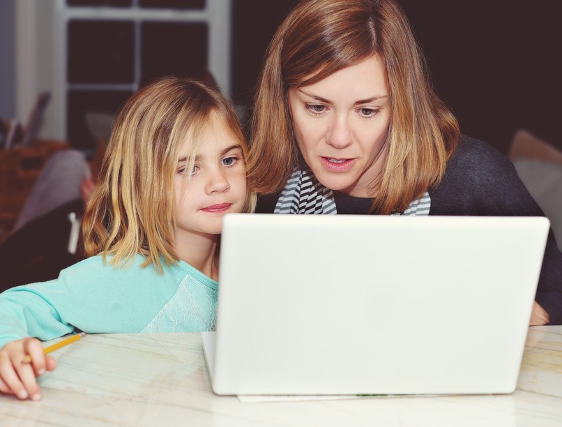 szülő, gyermek, laptop, online segítség, koronavírus, egyszülős család