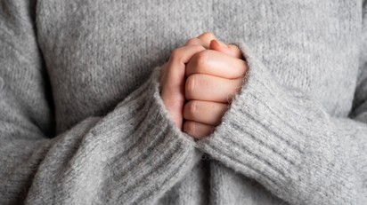 Miért lesz hideg a kezünk, ha idegesek vagyunk? című cikk nyitóképe