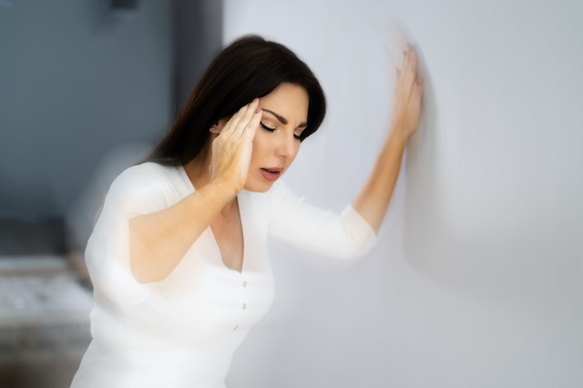 Egyre többször szédül meg, amint feláll? Az orvos elmondja, mit jelez!