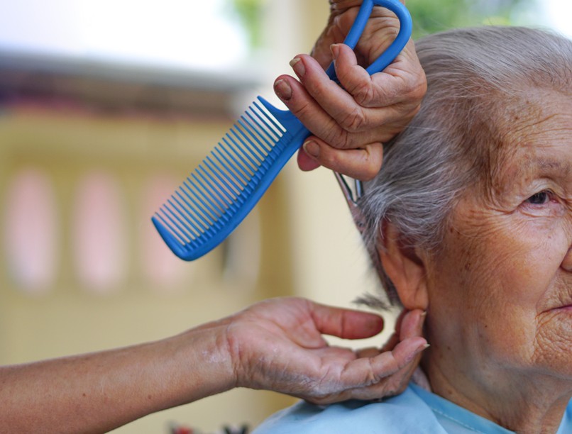 otthonápolás, otthoni ápolás, otthoni gondozás, mosdatás, fogápolás