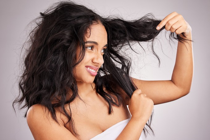 Miért kezd el idővel göndörödni az egyenes haj? című cikk nyitóképe