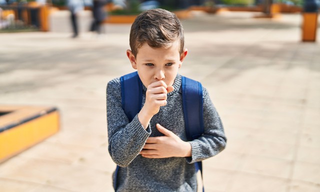 Kosz, csikkek és erős dohányszag: élhetetlen körülmények között élt a 3 gyermek