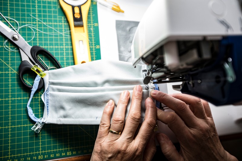 Jótékonysági maszkvásárral segíti a koronavírus elleni harcot egy webshop