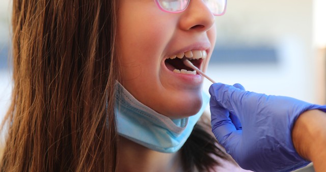 Koronavírus: karantén helyett hetente kétszer tesztelik az iskolásokat Izraelben