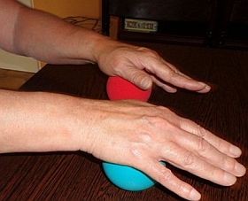 Bőrön át küldött elektromos jel segíthet a Parkinson-kóros betegeken