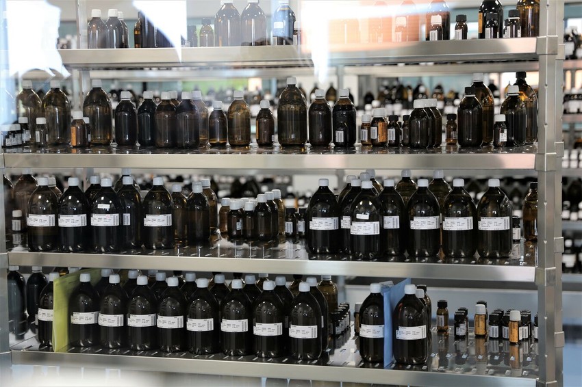 Sorakoznak a polcokon a különféle potenciális fokú oldatok 