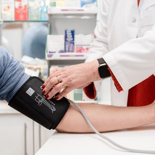 Sokan elrontják, pedig egyszerű: így kell megtámasztani a kart vérnyomásmérés közben című cikk nyitóképe