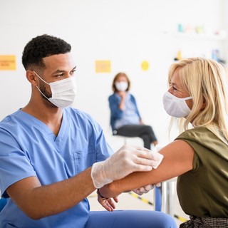 Már a kanyarban az influenza és a koronavírus elleni kombinált oltás című cikk nyitóképe