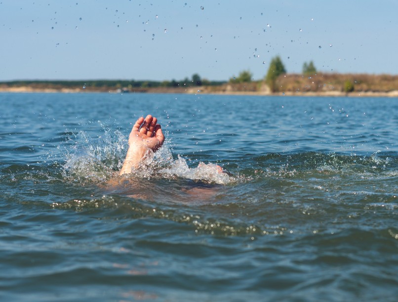 fuldoklás, fuldokló, jel, víz, észrevesz