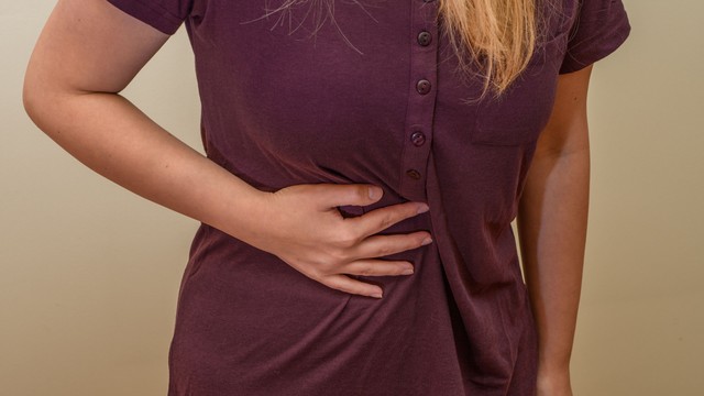 Savtúltengésnek hitték a fájdalmát – 25 évesen petefészekrákot diagnosztizáltak nála