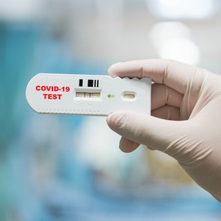 GVH: influenszerek nem reklámozhatnak covid teszteket című cikk nyitóképe