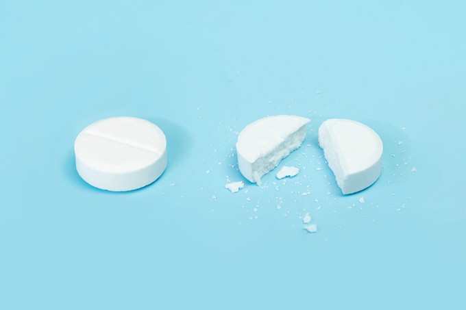 Zseniális konyhai trükk: így felezhetők el a tabletták pillanatok alatt – kés nélkül, egyetlen kanállal! című cikk nyitóképe