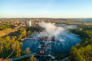 A legismertebb összetevő a hévízi vízben a radon. Ennek a radioaktivitása minimális, a sugárzás mértéke a vizsgálatok szerint annyi energiát visz át az élő szervezetekbe, ami a sejtek működésének segít a „helyes útra lépni”. 