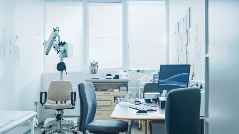 Eltűnhetnek a szakdolgozók: riasztó szakemberhiány sújtja az egészségügyet