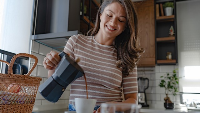 Kávé után is elalszik, más meg órákig pörög tőle? Ezért reagálunk különbözően a koffeinre