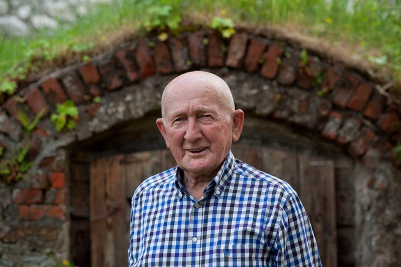 Vírus ellen nincs gyógynövény! Szabó Gyuri bácsi otthon marad, ezt kéri az idősektől is