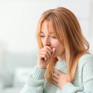 A köhögést stressz és reflux is kiválthatja, nem csak a koronavírus tünete lehet című cikk nyitóképe