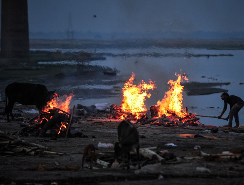 Indiai mutáns: a járvány áldozatait a nyílt utcán égetik Indiában a Ganesz partján