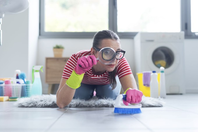 Mit jelent, ha valaki folyton takarít otthon? A pszihológia szerint vékony a határ a lelki megnyugvás és a kényszeresség között című cikk nyitóképe