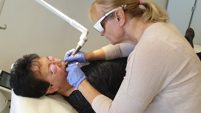 Dr. Szűcs Enikő végzi a NightLase kezelést