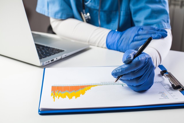 Koronavírus: itt a rendelet a maszkviselésről és a dolgozók oltásra kötelezéséről