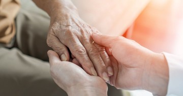 Méltóság az élet végén: országos kutatás mérte fel a hospice-ellátás társadalmi megítélését
