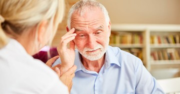 Mit tehet, ha hozzátartozója Alzheimer-kórral él? Gyakorlati tanácsok a mindennapokhoz