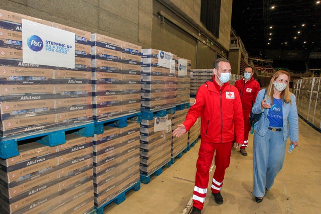 A P&G 21 tonnányi terméket adományozott a Magyar Vöröskeresztnek