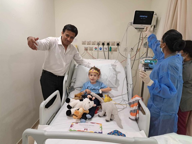 Együtt nyomták meg a gombot: így kapta meg a világ legdrágább gyógyszerét a SMA-val küzdő Tomika