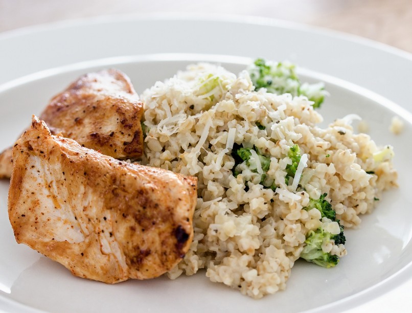 színes csirkemell zöldfűszeres bulgurral