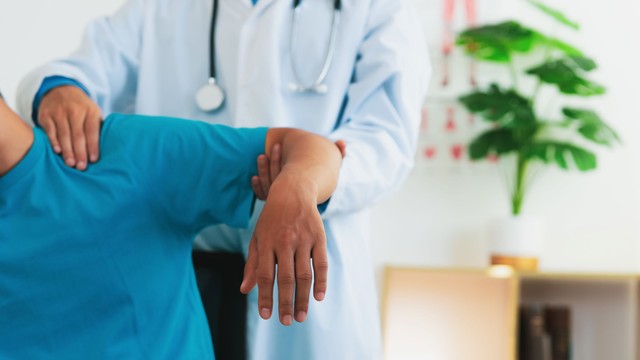 A befagyott váll-szindróma tünetei, vizsgálata és kezelése