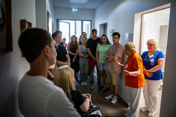 A 21 Nő az egészségügyért alapítvány mentorált diákjainak a látogatása a Heim Pál Országos Gyermekgyógyászati Intézetben.