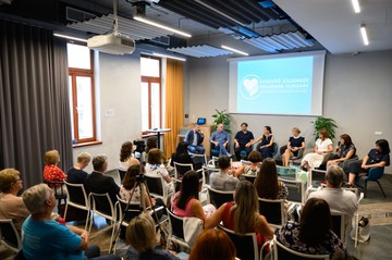 Az érintett családok számára a legáhítottabb segítséget az új gyógyszerek és terápiák jelentik - többek között ezekről az eredményekről is friss információt nyújtottak azok a szakértők, akik a világnap alkalmából, szeptember 4-én a Gyógyító Jószándék a DMD-Izombeteg Gyermekekért - Duchenne Hungary Alapítvány által rendezett kerekasztal-beszélgetésen vettek részt.