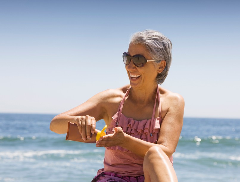 A napsugarak nemcsak öregítik a bőrt, de káros hatással is vannak rá