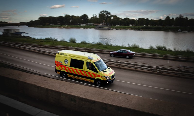 Néhány hetes kisbabához riasztották a mentőket