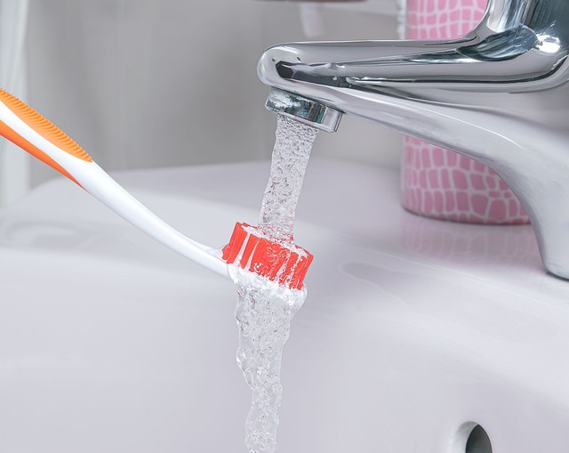 Benedvesíti a fogkeféjét fogmosás előtt? A szakértők elárulják, mit kockáztat ezzel