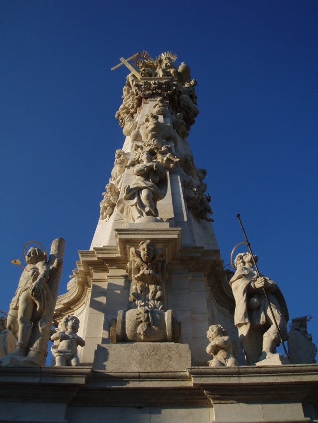 A budai tanács a lakosságot ekkoriban rendszeresen pusztító pestisjárványok elleni védekezés céljából, illetve az azok megszűnése miatti hála jeléül Szentháromság-szobrot felállított. Egy díszesebb Szentháromság-szobor  ma is áll Ungleich Fülöp szobrász és Hörger Antal alkotása. Fotó: A Szentháromság-szobor Budán, az I. kerületben