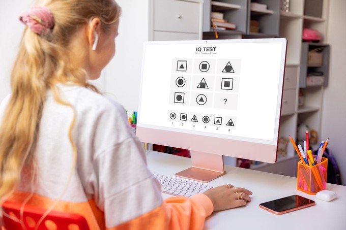 Mennyi az átlagos IQ? Korosztályok szerint ezek a normális, jó és kiemelkedő tartományok című cikk nyitóképe