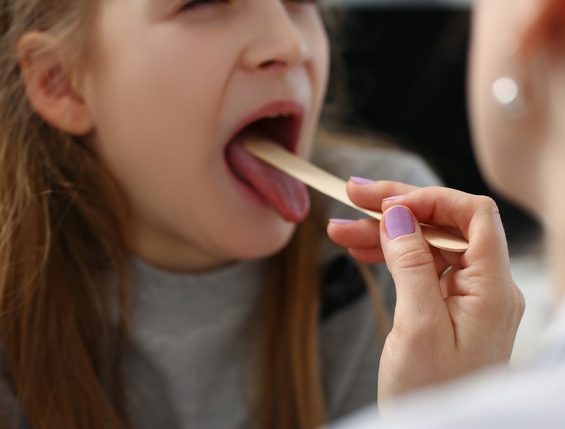 skarlát, gyerek, torokfájás, tüdőgyulladás