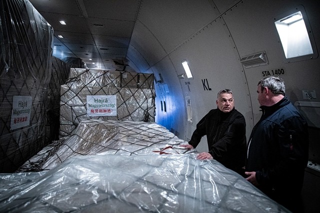 Koronavírus: 3 millió maszk és 86 lélegeztetőgép érkezett Kínából ma reggel