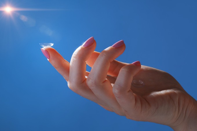 Kontaktlencse és nyaralás: erre ügyeljen, hogy elkerülje a fertőzéseket! című cikk nyitóképe