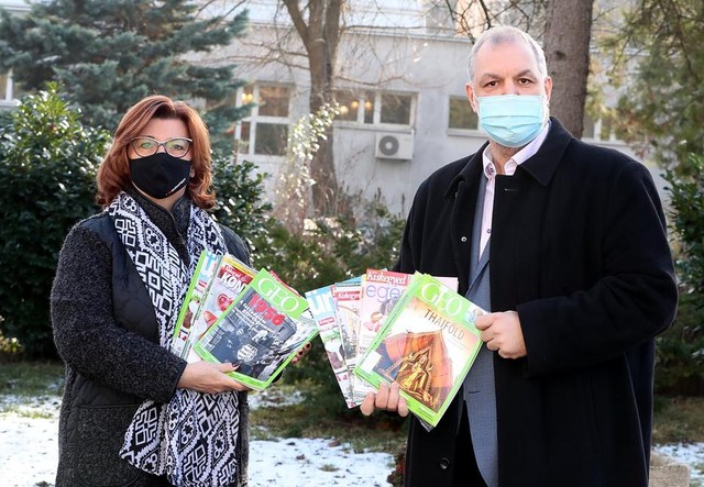 4000 nyugdíjast lát el ajándék olvasnivalóval a Ringier Axel Springer Magyarország